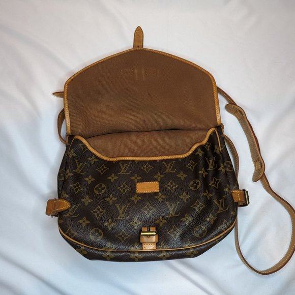 LOUIS VUITTON Saumur 35 Saddlebag - Picture 9 of 13